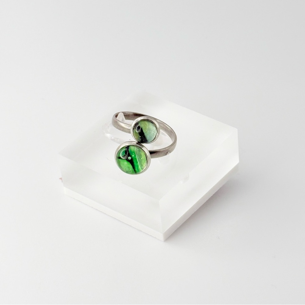 Chic Green And Silver Adjustable Ring Poured Pain… - image 1